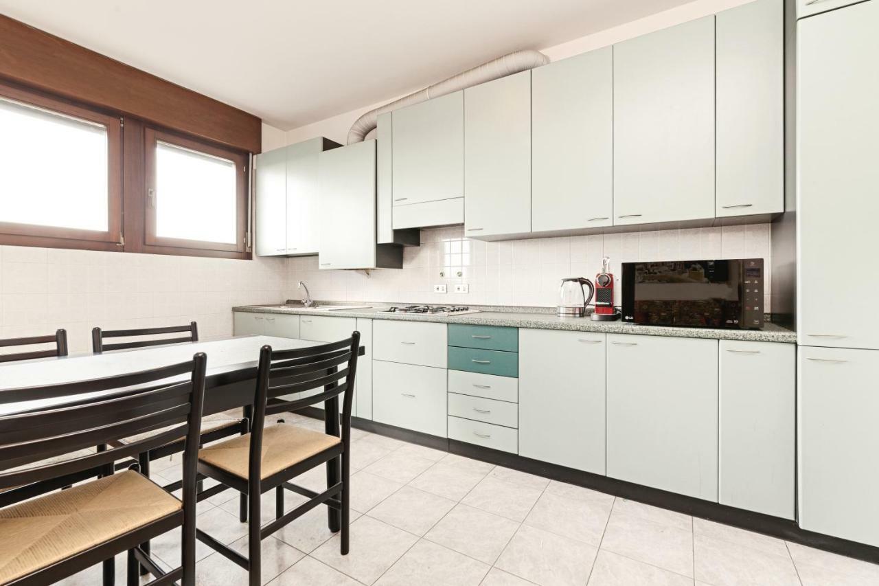 베로나 Colourful Flat Borgo Roma 아파트 외부 사진